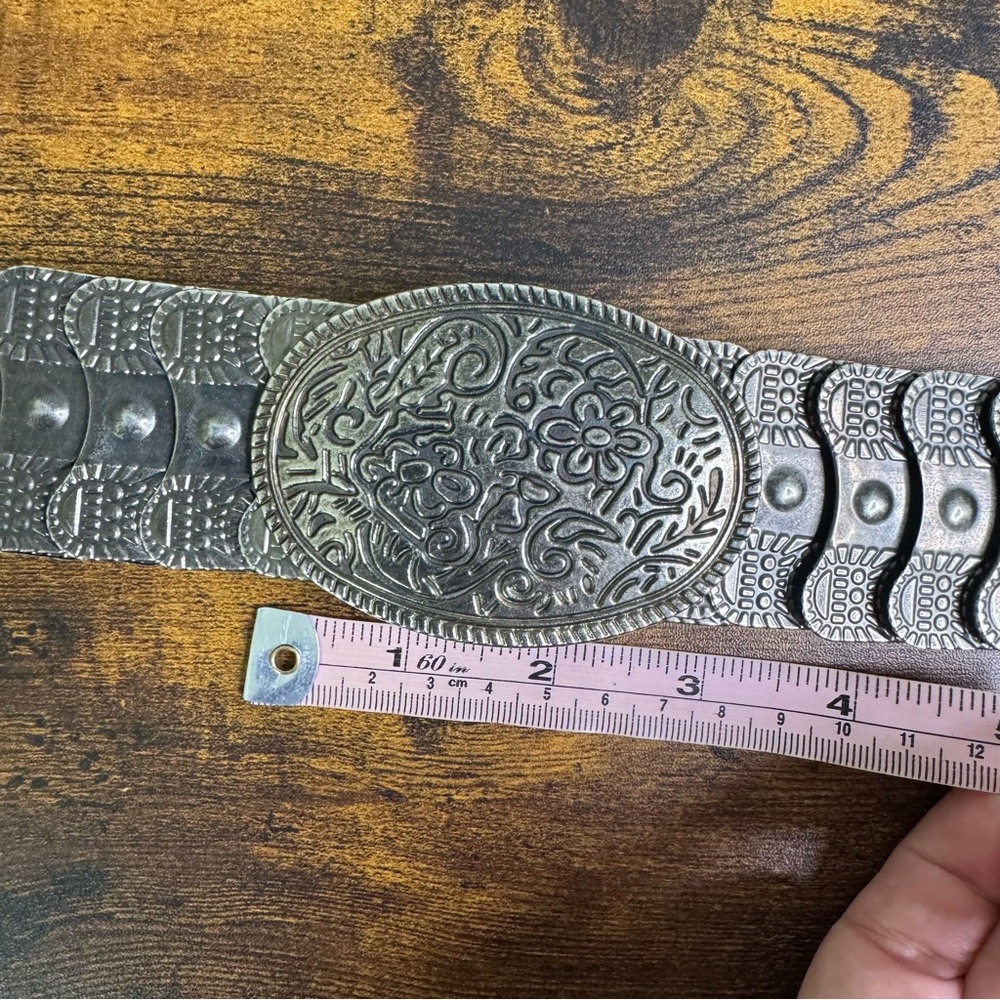 Western Style Concho Stretch Belt Gunmetal Black Oval Buckle Embossed Floral M - Picture 6 of 16